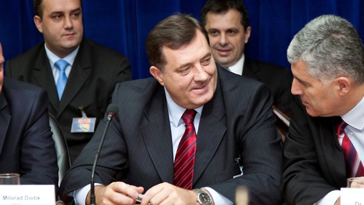 Milorad Dodik (l.), der Präsident des serbischen Landesteils, will seine Region von Bosnien abspalten.