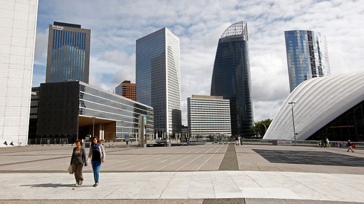 Im Herzen der französischen Wirtschaftskraft: Das Pariser Geschäftsviertel "La Defense" im Nordwesten des Stadtzentrums wird von turmhohen Konzernzentralen überragt.