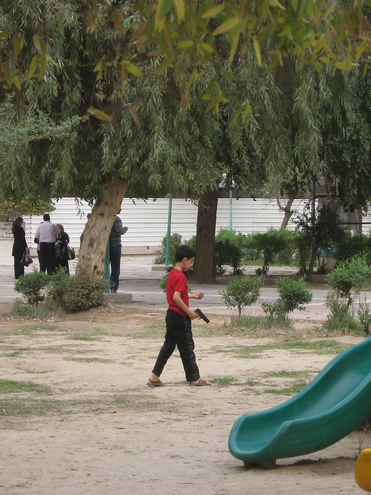 Ein Junge spielt mit einer Spielzeugwaffe im Bagdader Innenstadtviertel Salihija mit seinem Freund eine Razzia nach.