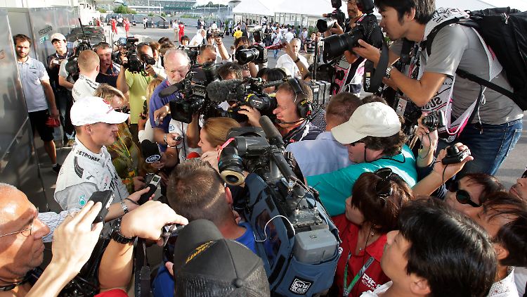 Wie in seinen besten Zeiten: Schumacher umringt von Journalisten, Kameras und Blitzlichtern.
