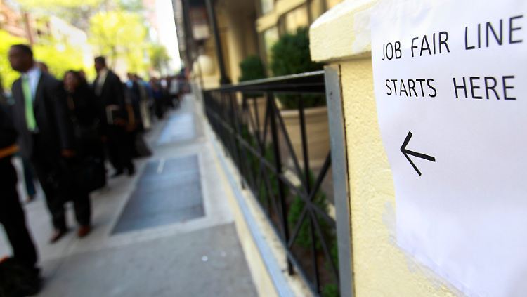 Das ist das große Menetekel von Obamas Amtszeit: Die Schlange der Arbeitssuchenden wird nicht richtig kürzer.