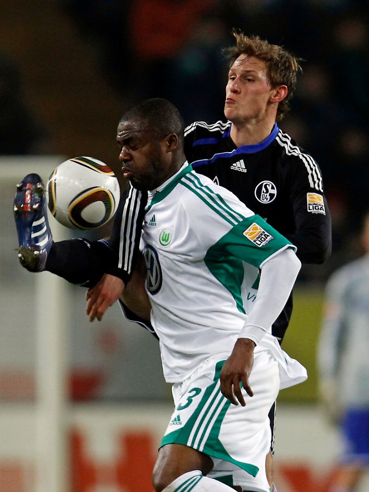 Schalkes Benedikt Höwedes hatte mit dem Wolfsburger Angriff um Grafite in Halbzeit eins schon einige Probleme. In der 2. Halbzeit schoss der Brasilianer Wolfsburg dann zum Sieg.