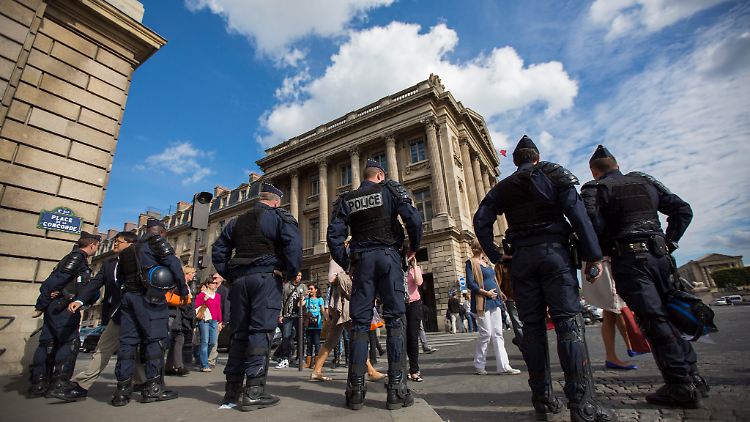 In mehreren französischen Städten befinden sich Polizisten in einem Anti-Terror-Einsatz.