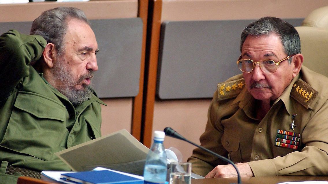 Fidel Castro (l) mit seinem Bruder Raul 2003.