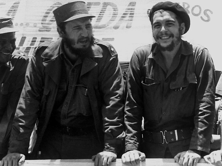 Fidel Castro (l) und der legendäre Guerilla-Führer Ernesto "Che" Guevara 1960 auf dem Fliegerstützpunkt San Julian.
