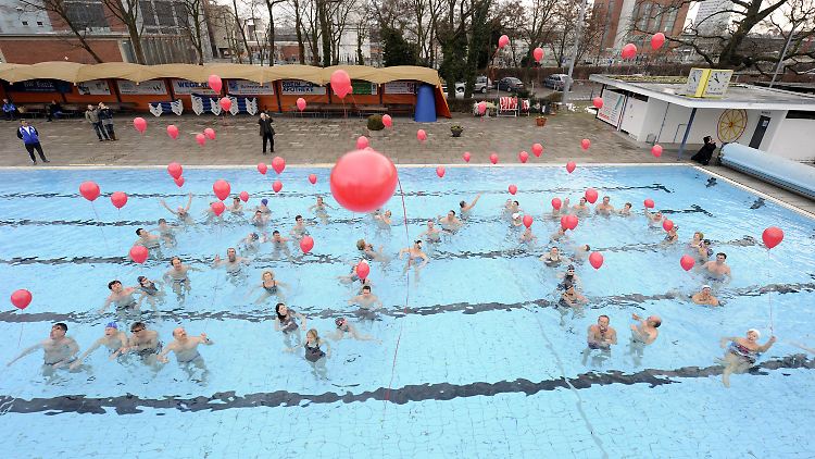 "Die Wassertemperaturen werden der Lufttemperatur stets so angepasst, dass sie in einem angenehmen Verhältnis stehen und dadurch das Wohlbefinden steigern", wirbt die Stadt für ihr teilüberdachtes Becken.