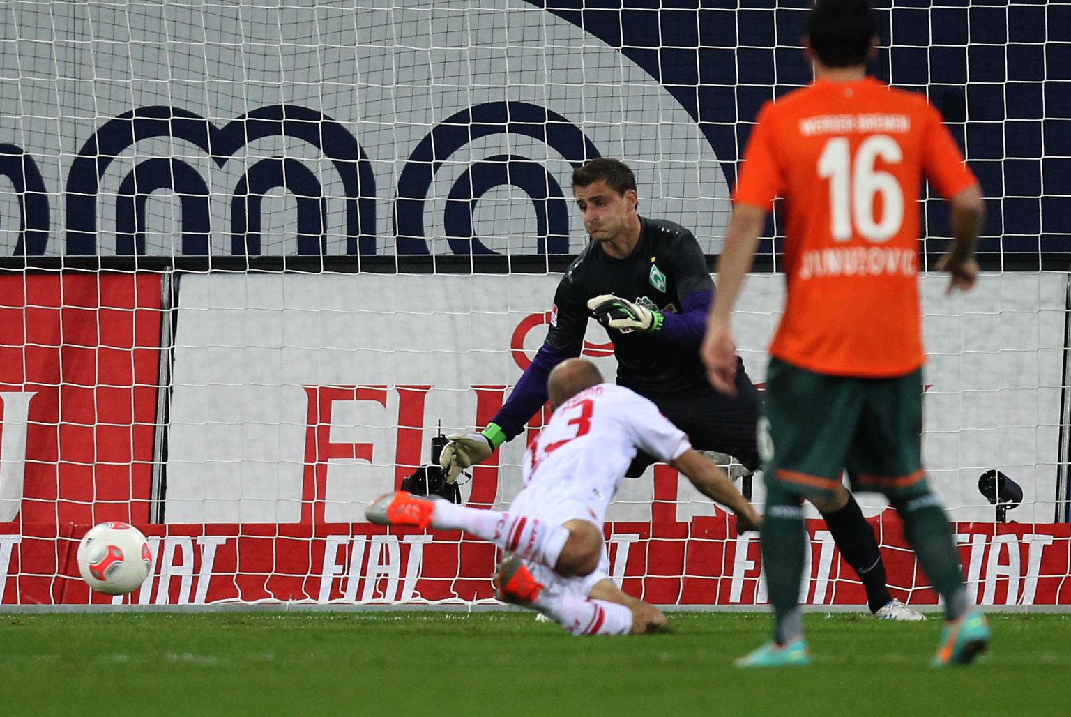Zum Auftakt des 7. Spieltages in der Fußball-Bundesliga gab es eine Saisonpremiere: drei Punkte für den FC Augsburg. Die Führung erzielten die Hausherren gegen Bremen "nach 90 Sekunden [..], ohne dass jemals ein Gegner Körperkontakt mit uns hatte", motzte Werders Manager Klaus Allofs.