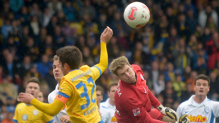 VfL-Torwart Andreas Luthe rettet vor Dennis Kruppke (li.)