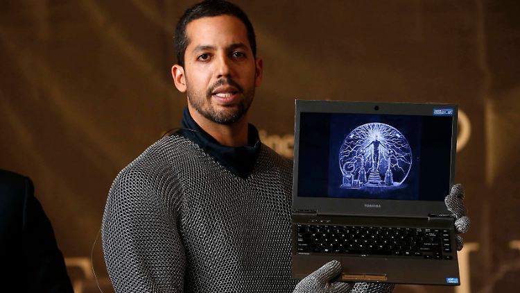 Blaine zeigt, bekleidet mit seinem Schutzanzug, zuvor eine Computeranimation seines Vorhabens.