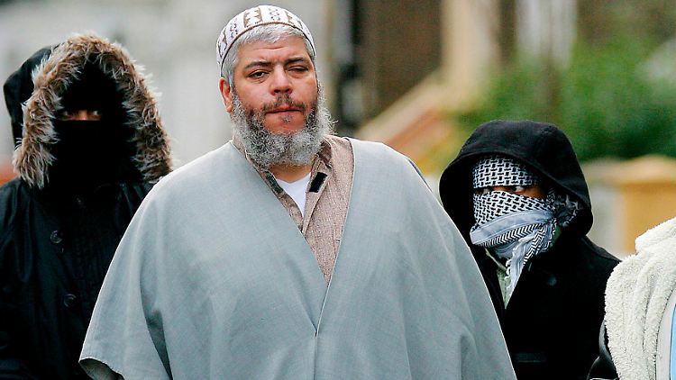 Abu Hamza im Jahr 2003.