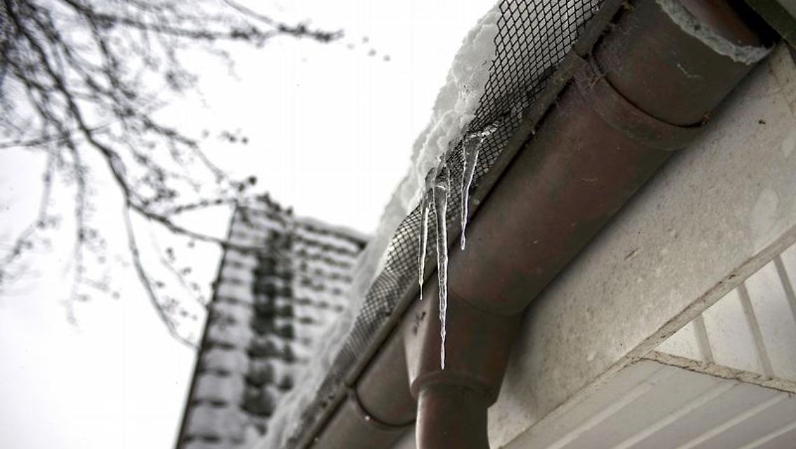 Das Tauwetter sorgt für viel Wasser, das in jede Ritze kriecht.