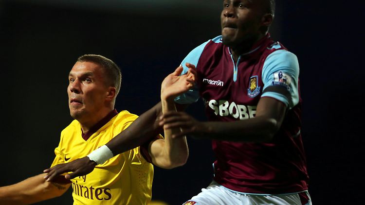 Podolski (l.) im Zweikampf mit Guy Demel.