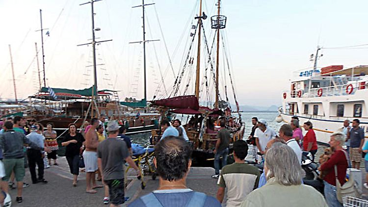 Minuten nach der Explosion: Das Touristenschiff macht im Hafen fest.