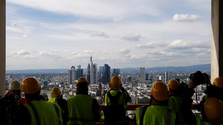 Ausblicke auf das zukünftige Europa: Behelmte Pressevertreter betrachten die Aussicht in der obersten Etage des neuen EZB-Hauptquartiers (Archivbild).