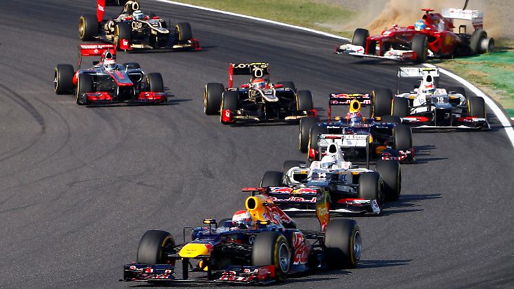 Sebastian Vettel fährt vorneweg, für Fernando Alonso ist daas Rennen vorbei (re.).