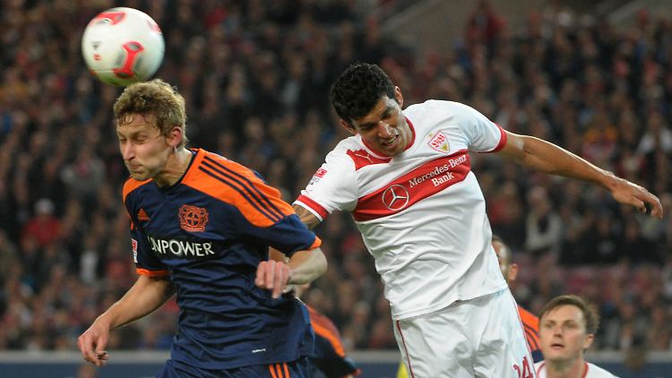 Stefan Kießling (l.) im Zweikampf mit dem Stuttgarter Maza.