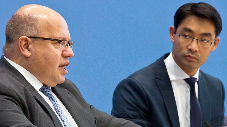 Altmaier fragt Rösler, wie die durch eine Steuersenkung entstehenden Löcher im Bundeshaushalt gestopft werden sollten.