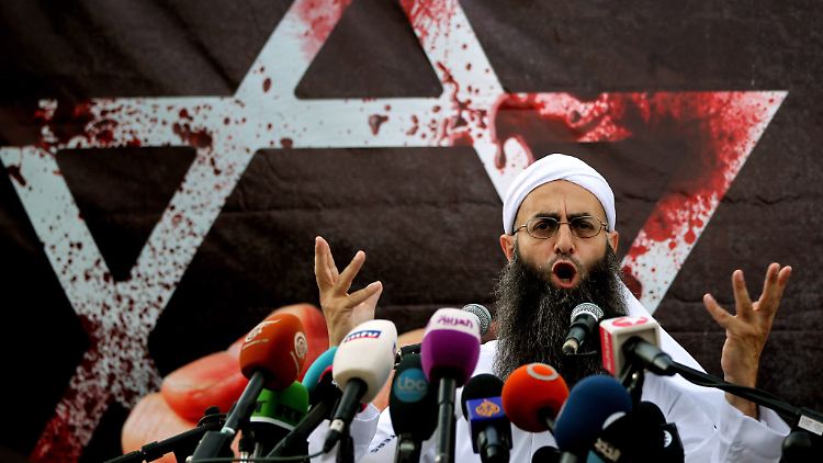 Salafisten rufen offen zum Kampf gegen andere Religionen auf.