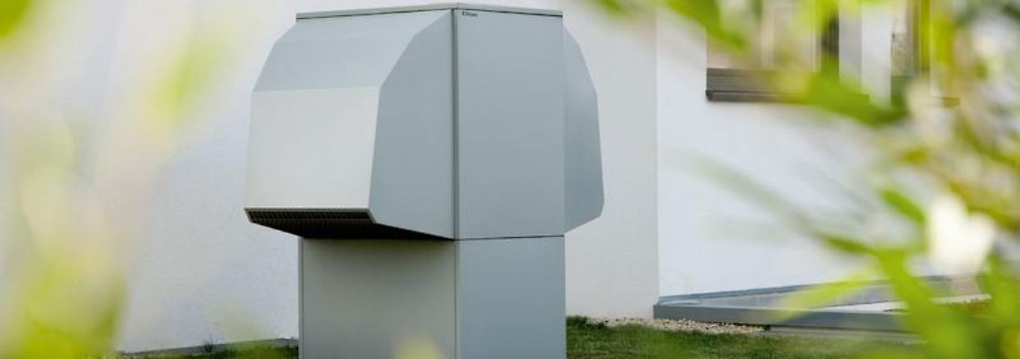 Eine Wärmepumpe braucht keinen Platz im Haus - der Kasten kann auch im Garten stehen.