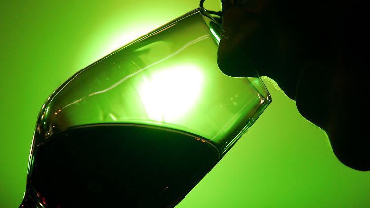 Ein Glas Rotwein zum Steak: Das erzeugt laut US-Forschern einen glatten Geschmack im Mund.