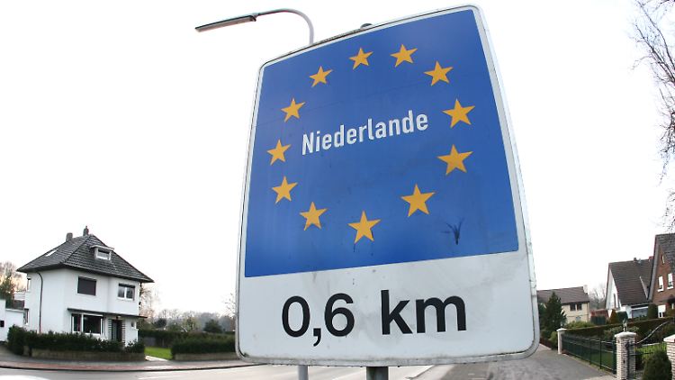 Wer im Ausland in verkehrstechnische Probleme gerät, sollte die Strafe nicht sofort bezahlen.