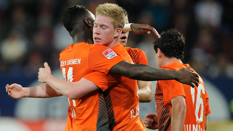 Hier wirkt er ganz integriert: Kevin De Bruyne, rechts, umarmt den Kollegen Eljero Elia.