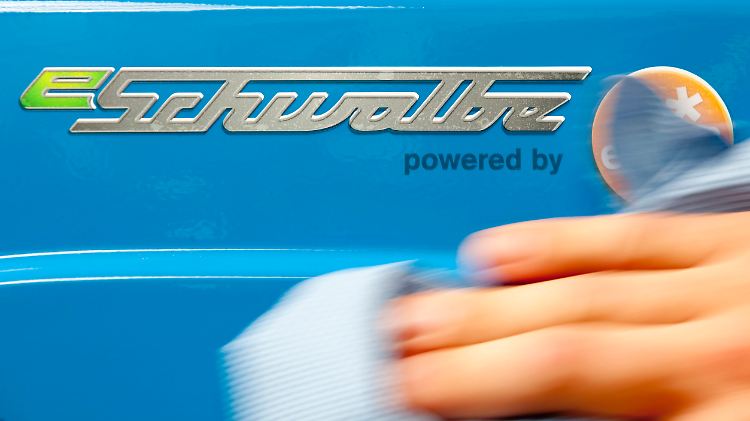 Das Logo eines Prototypen des elektrisch angetriebenen Zweirades "e-Schwalbe" wird beim Hersteller efw Suhl geputzt.
