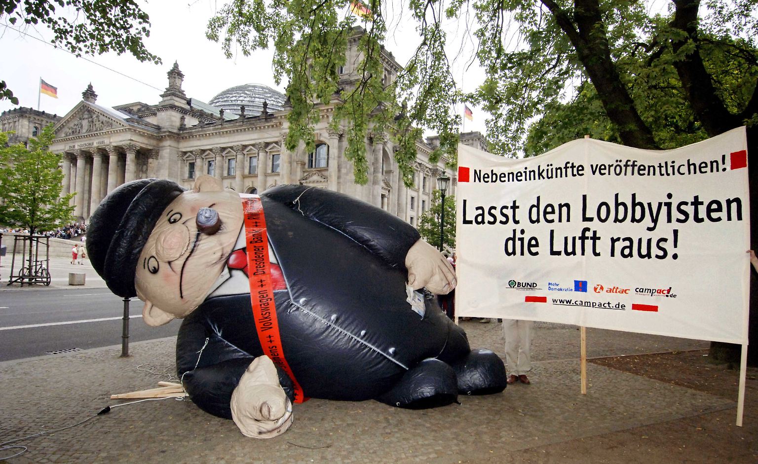 In Deutschland ist eine aufgeregte Debatte entbrannt. In der Kritik stehen Bundestagsabgeordnete, die ihre Diäten durch hohe Nebeneinkünfte aufpolieren.