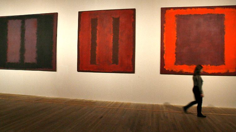 Ein Mitarbeiter der Tate Modern beim Rundgang durch die Galerie.