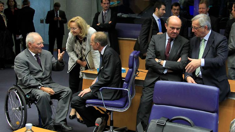 Spaniens Wirtschaftsminister Luis de Guindos (2.v.re.) spricht mit Luxemburgs Finanzminister Jean-Claude Juncker (re.), während Deutschlands Finanzminister Wolfgang Schäuble (li.) mit der österreichischen Amtskollegin Maria Fekter (2. Vo. Li.) und Luxemburgs Wirtschaftsminister Luc Frieden spricht.