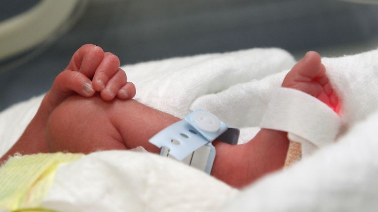 Den Säugling holte der ägyptische Arzt aus dem Bauch der Mutter heraus, dafür ließ er ein Handtuch zurück.