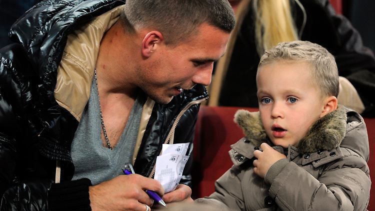 Heimatbesuch: Lukas Podolski mit Sohn Louis im Kölner Stadion. 