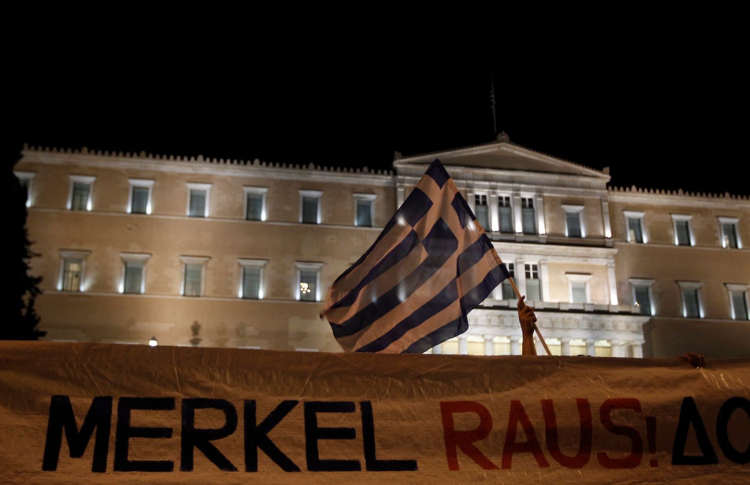 "Merkel raus!": Die deutsche Bundeskanzlerin besucht zum ersten Mal während der Euro-Krise das Land - und die Griechen reagieren mit Zorn. 