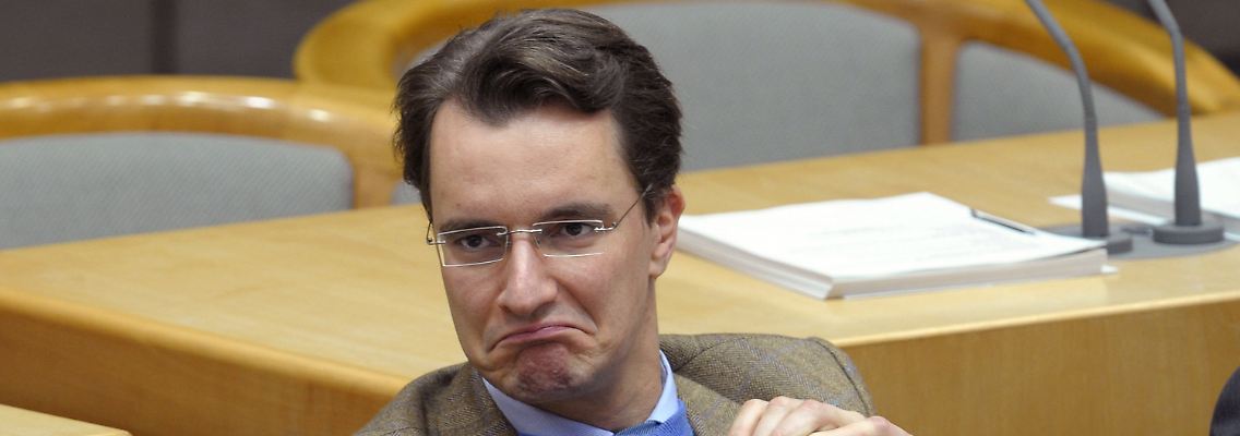 Hendrik Wüst übernimmt die Verantwortung. Nur wofür? Für den Fehler eines Mitarbeiters oder dafür, dass Rüttgers "seinen Laden nicht im Griff" hat.