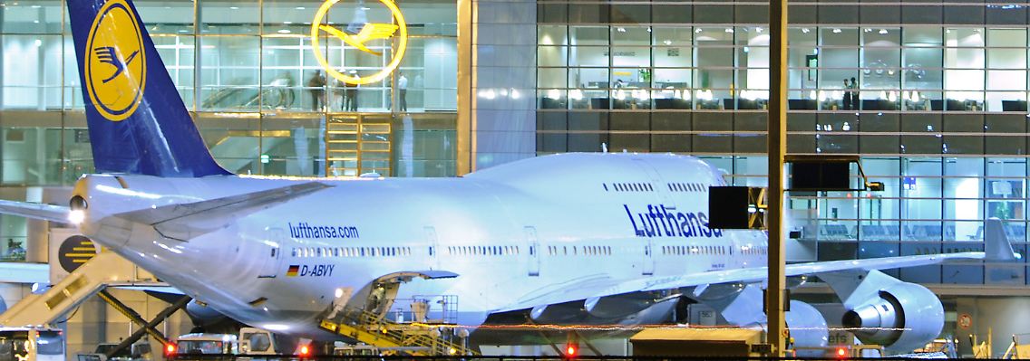 Ohne Piloten nur sperriges Stück Blech mit vielen Sitzen: Eine 747 steht in Frankfurt am Terminal.
