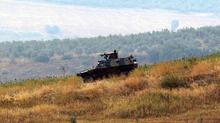 Die Türkei bringt Panzer an die syrische Grenze.