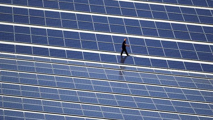 Solaranlage auf dem Dach einer Skihalle: Die Kosten für die Energiewende drohen aus dem Ruder zu laufen. Mehr Energieberatungen für Bürger sollen das abfedern. 