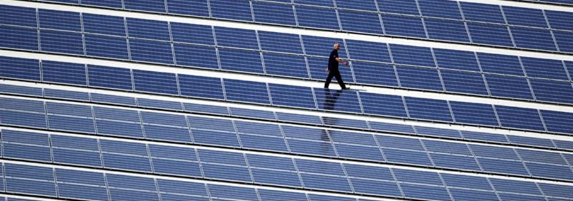 Solaranlage auf dem Dach einer Skihalle: Die Kosten für die Energiewende drohen aus dem Ruder zu laufen. Mehr Energieberatungen für Bürger sollen das abfedern.