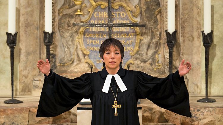 Käßmann bei der Aussendung des Segens in der Dresdner Frauenkirche.