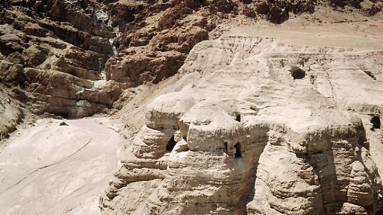 Im Höhlenkamm des Qumran-Plateaus am Toten Meer fand der Beduinen-Schafhirte Muhammed edh-Dhib im Sommer 1947 die erste der berühmten Qumran-Rollen.
