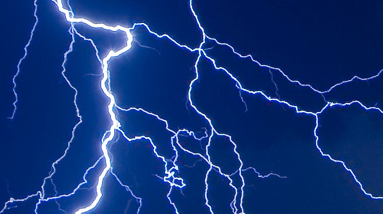 Gewitter im Kopf: Ein epileptischer Anfall ist die Folge einer ungebremsten Ausbreitung von Nervenzellimpulsen im Gehirn. Die Ursachen hierfür können sehr verschiedenartig sein.