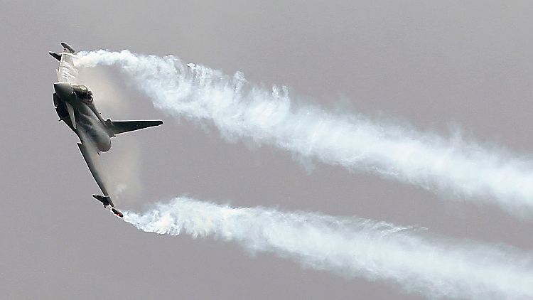 Abrupte Kursänderungen führen zu extremen Belastungen: Ein Eurofighter Typhoon legt sich in die Kurve.