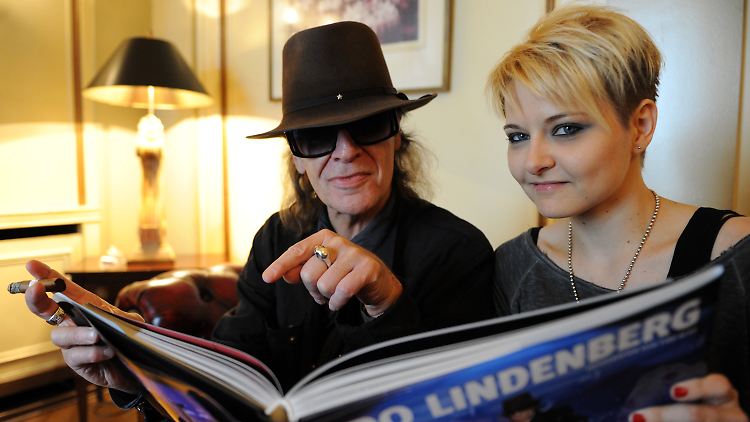 Udo Lindenberg und seine Freundin Tine Acke haben den Bildband von Acke mit rund 500 Fotografien über den Panikrocker und seine jüngste Tour im Hotel Atlantik in Hamburg präsentiert.