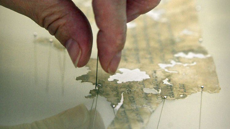 Um die Fragmente vom Klebeband zu befreien und zu ordnen, braucht es eine ruhige Hand und viel Geduld.