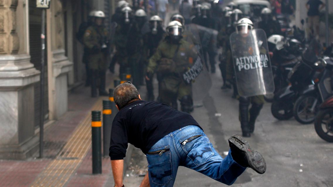 2012-10-09T144108Z_01_YAN59_RTRMDNP_3_GREECE-MERKEL.JPG2731143375797632481.jpg