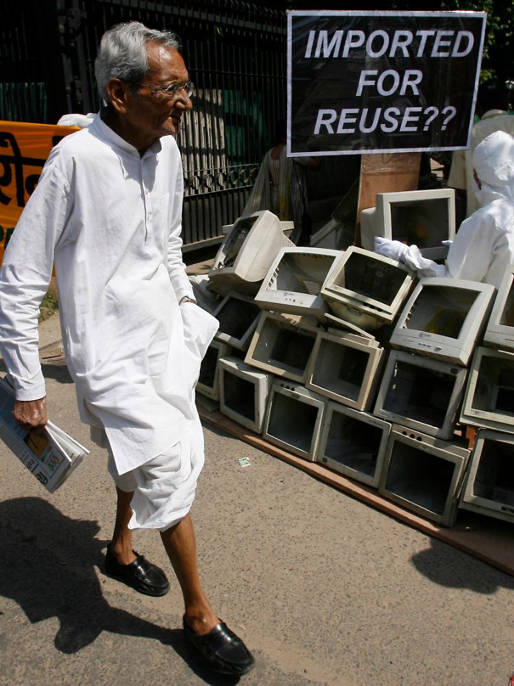 Eine Aktion von Greenpeace gegen entstehenden Elektroschrott in Neu Delhi, Indien .