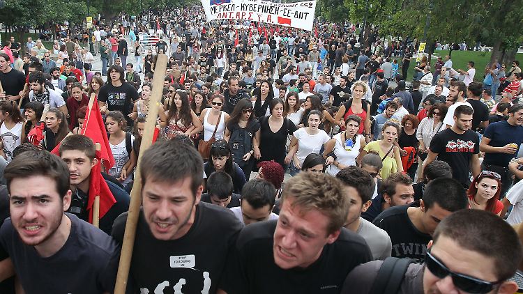 30.000 demonstrierten friedlich gegen die Reformen, die die Euro-Länder von Griechenland verlangen.