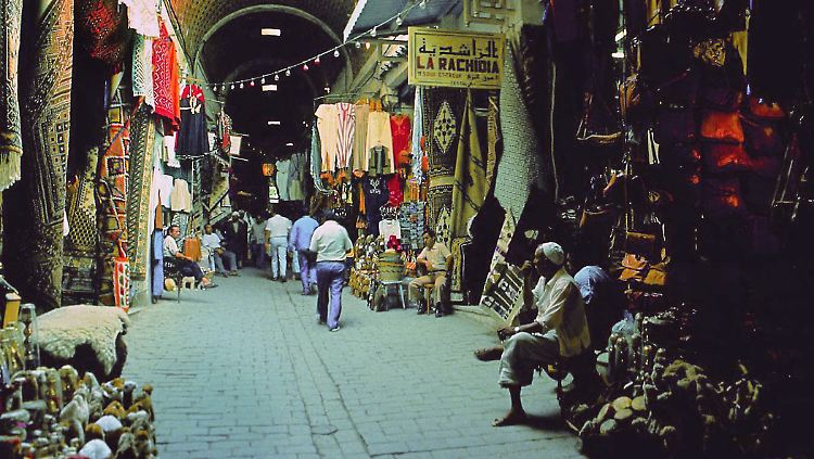 Dunkles Labyrinth in der Altstadt - in den Souks von Tunis wird ständig gefeilscht und gehandelt.