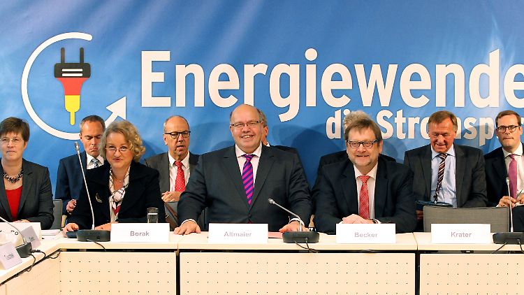 Beim 1. Runden Tisch zur Stromsparindustrie in Berlin.