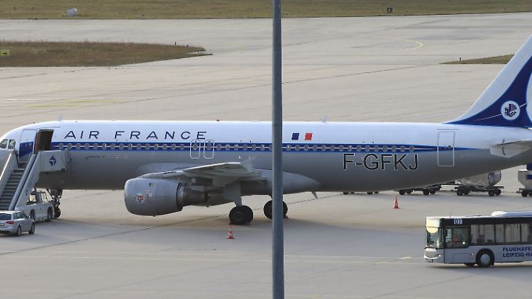 Der Airbus A 320 von der französischen Fluggesellschaft Air France nach seiner Notlandung auf dem Flughafen Leipzig/Halle.
